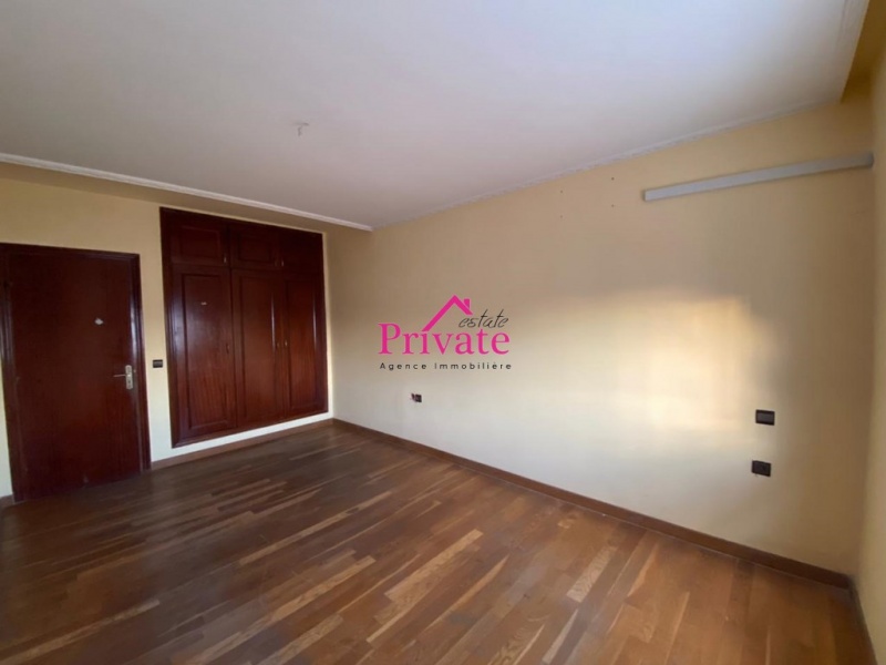 Location,Appartement 200 mÂ² AVENUE MOULAY YOUSSEF,Tanger,Ref: LA609 3 Bedrooms Bedrooms,3 BathroomsBathrooms,Appartement,AVENUE MOULAY YOUSSEF,1983